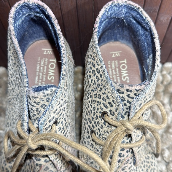 TOMS SHOES LEOPARD PRINT SZ 7 wedges - Picture 3 of 7